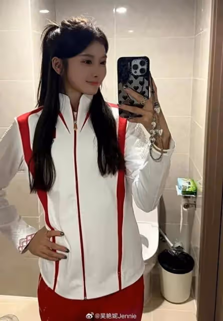 吳艷妮出征巴黎證件照曝光,本人好萌好可愛,平時差距太大不敢認