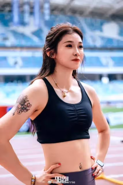 吳艷妮出征巴黎證件照曝光,本人好萌好可愛,平時差距太大不敢認