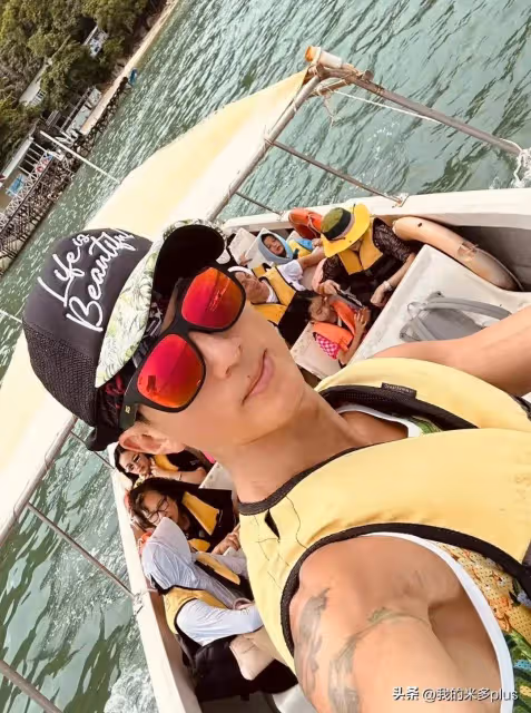吳尊全家海島旅行,Max和爸爸騎水上摩托,NeiNei長發比媽媽美