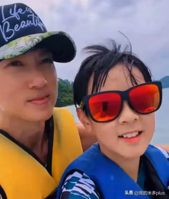 吳尊全家海島旅行,Max和爸爸騎水上摩托,NeiNei長發比媽媽美