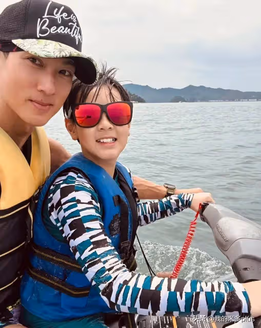 吳尊全家海島旅行,Max和爸爸騎水上摩托,NeiNei長發比媽媽美