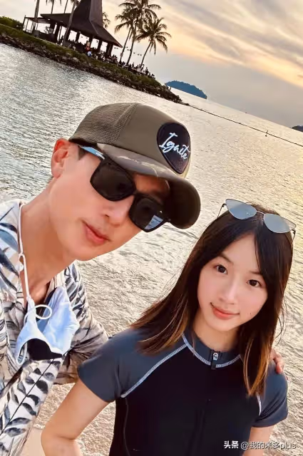 吳尊全家海島旅行,Max和爸爸騎水上摩托,NeiNei長發比媽媽美