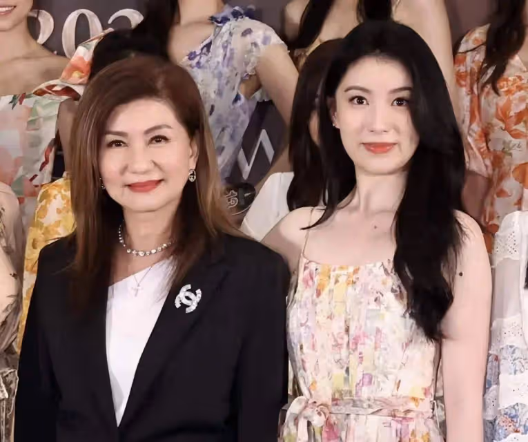 香港小姐大熱選手突然被曝醜聞,穿三點式泳裝自拍尺度大,回應只是貪玩