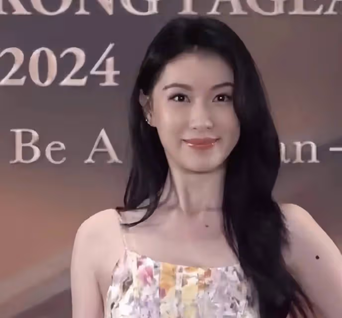 香港小姐大熱選手突然被曝醜聞,穿三點式泳裝自拍尺度大,回應只是貪玩
