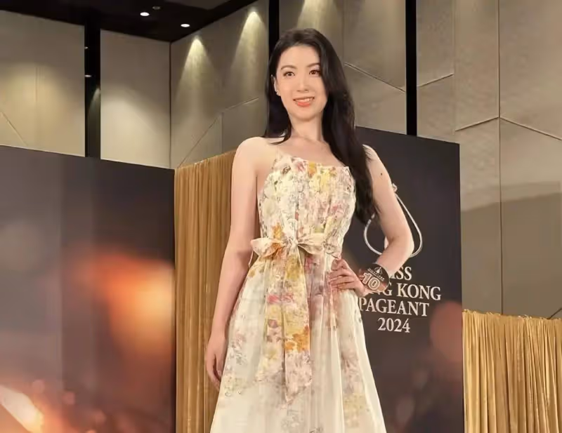 香港小姐大熱選手突然被曝醜聞,穿三點式泳裝自拍尺度大,回應只是貪玩