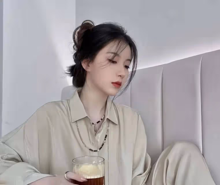 香港小姐大熱選手突然被曝醜聞,穿三點式泳裝自拍尺度大,回應只是貪玩