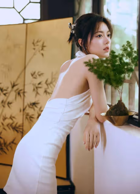 趙今麥掛脖白裙露出美背大長腿！膚白貌美性感撩人