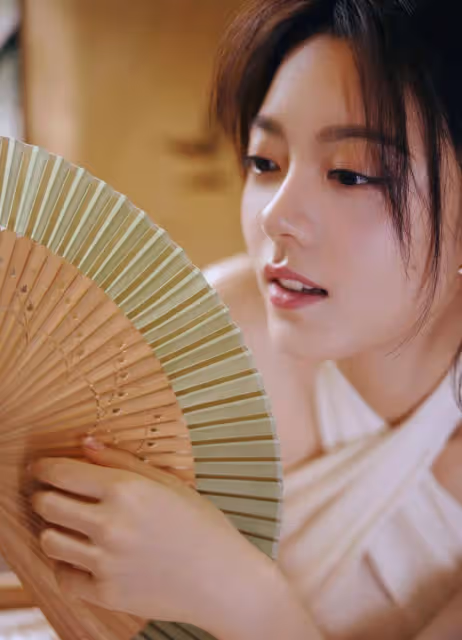 趙今麥掛脖白裙露出美背大長腿！膚白貌美性感撩人