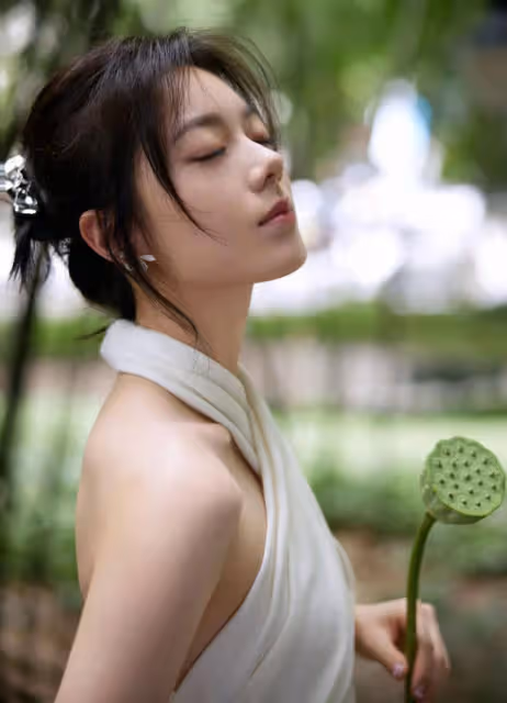 趙今麥掛脖白裙露出美背大長腿！膚白貌美性感撩人