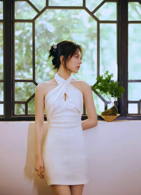趙今麥掛脖白裙露出美背大長腿！膚白貌美性感撩人