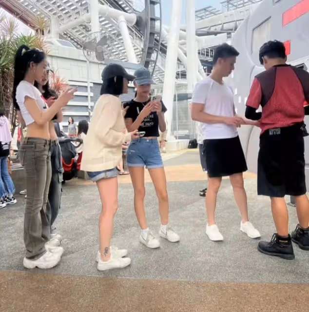 小S一家新加坡被偶遇,仨女兒招搖本人狀態美到爆,全方位碾壓大S