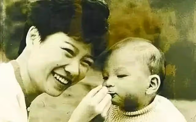 亦舒:拋棄一婚兒子,搶鄭佩佩戀人,給二婚前夫下跪,三婚很快樂