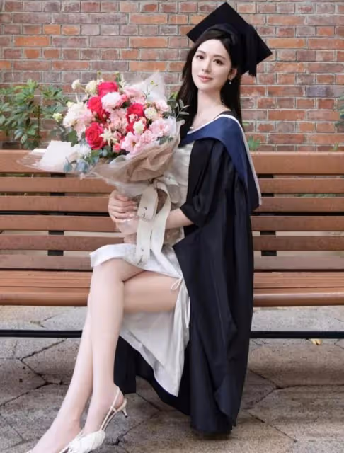 30歲港姐花旦碩士畢業!拍照不忘露白滑長腿!自豪成績很優異