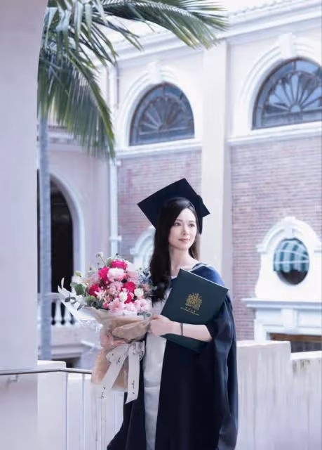 30歲港姐花旦碩士畢業!拍照不忘露白滑長腿!自豪成績很優異