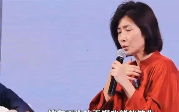 著名主持人吉雪萍:嫁台灣軍火商接班人,如今兒女雙全成人生贏家
