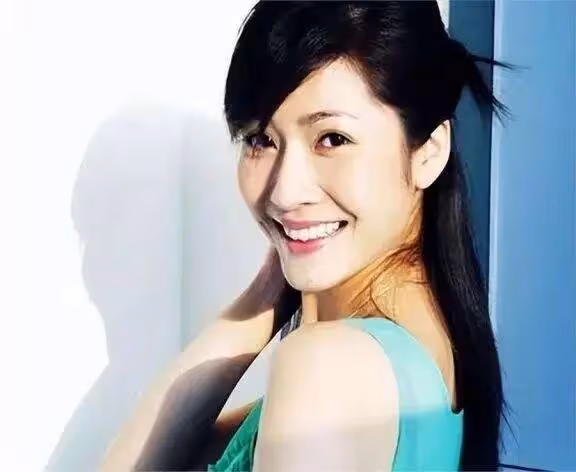著名主持人吉雪萍:嫁台灣軍火商接班人,如今兒女雙全成人生贏家
