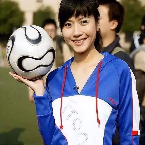 著名主持人吉雪萍：嫁台灣軍火商接班人，如今兒女雙全成人生贏家