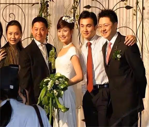 著名主持人吉雪萍：嫁台灣軍火商接班人，如今兒女雙全成人生贏家