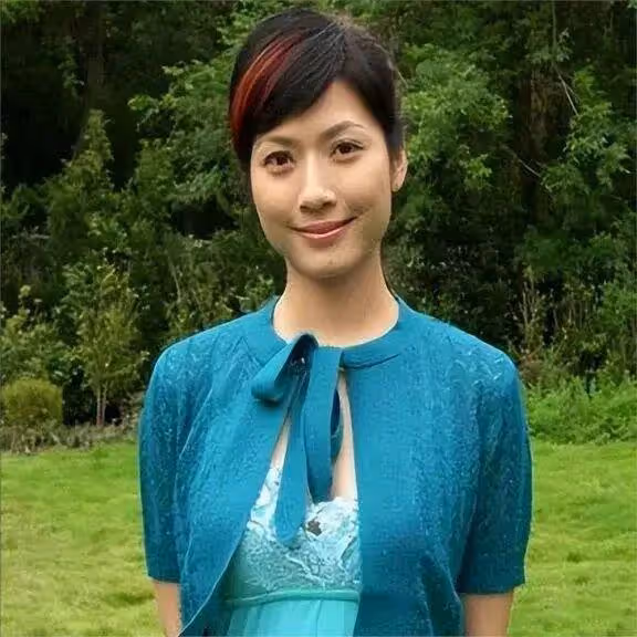 著名主持人吉雪萍：嫁台灣軍火商接班人，如今兒女雙全成人生贏家