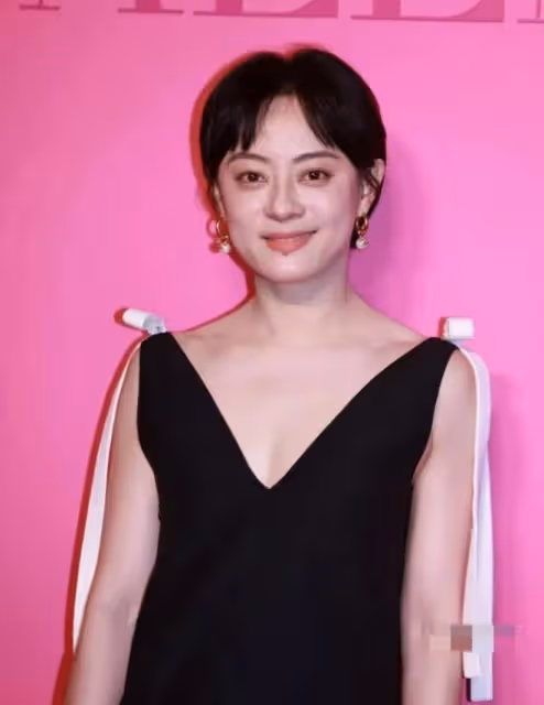 41歲孫儷和44歲胡杏兒同框,皮相美和骨相美的區別就出來了