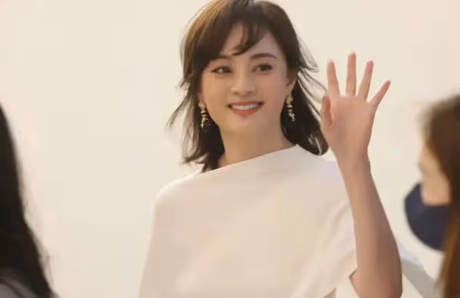 41歲孫儷和44歲胡杏兒同框,皮相美和骨相美的區別就出來了