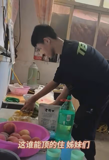男孩下班回家看到姑姑的車，知道姑姑回來，掉頭回去買了一大堆菜