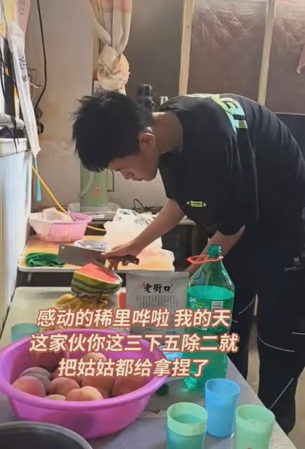 男孩下班回家看到姑姑的車，知道姑姑回來，掉頭回去買了一大堆菜
