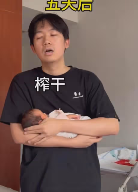 兒子剛出生，爸爸愛不釋手、喜笑顏開，七天後雙眼無神，隨處可睡