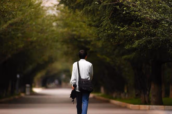 有時候我覺得：有些大學生與其努力考編，還不如去進工廠打工好