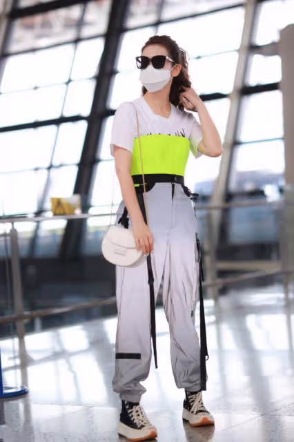 戚薇又出新花樣，把螢光綠束胸穿在T恤外，結果卻意外的很fashion