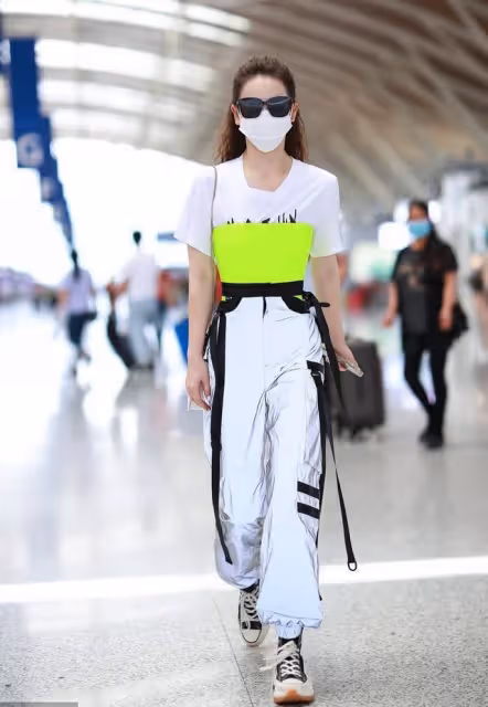 戚薇又出新花樣，把螢光綠束胸穿在T恤外，結果卻意外的很fashion