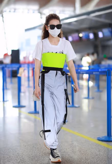 戚薇又出新花樣，把螢光綠束胸穿在T恤外，結果卻意外的很fashion
