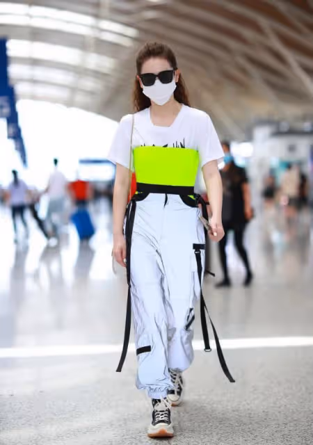 戚薇又出新花樣，把螢光綠束胸穿在T恤外，結果卻意外的很fashion