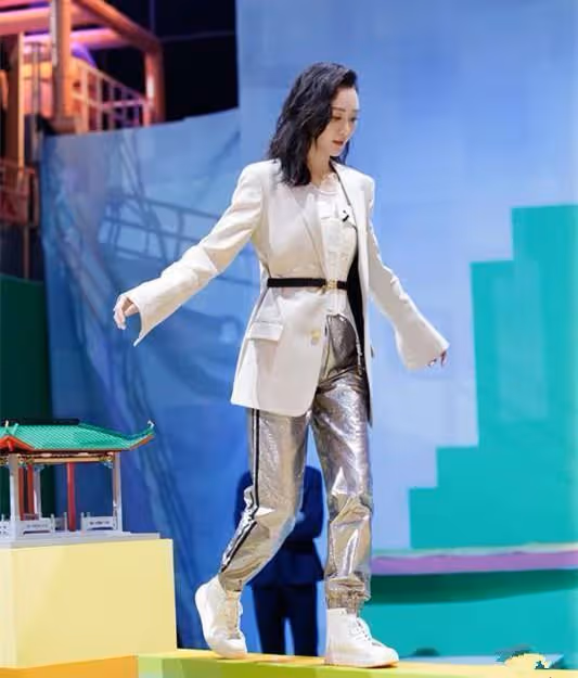 王鷗真會玩，西裝內搭束胸，腰帶里系一半外系一半，真夠前衛