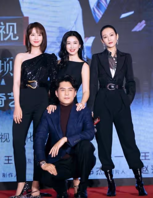 王鷗真會玩，西裝內搭束胸，腰帶里系一半外系一半，真夠前衛