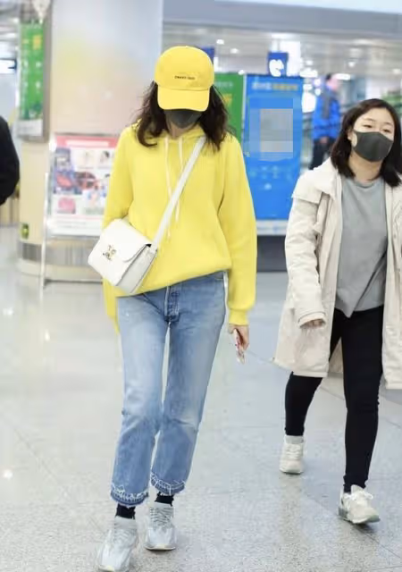 王鷗真會玩，西裝內搭束胸，腰帶里系一半外系一半，真夠前衛