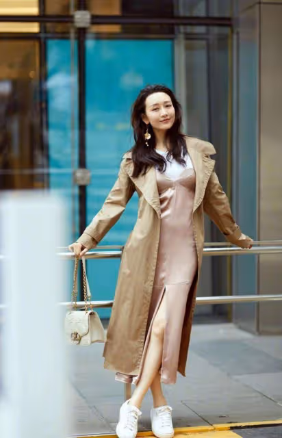 王鷗真會玩，西裝內搭束胸，腰帶里系一半外系一半，真夠前衛