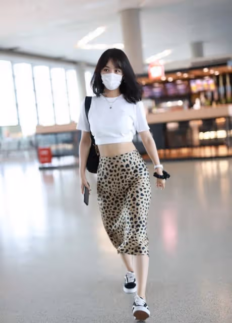 被李菲兒的身材美到了！穿高腰T恤配豹紋裙，曲線肌肉不輸女團