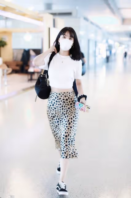 被李菲兒的身材美到了！穿高腰T恤配豹紋裙，曲線肌肉不輸女團