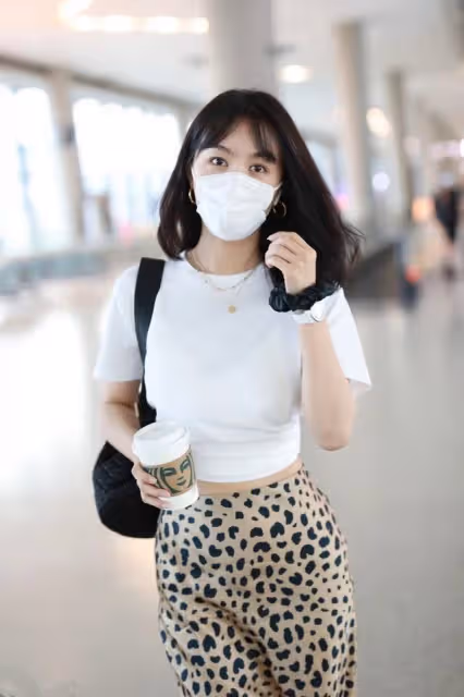 被李菲兒的身材美到了！穿高腰T恤配豹紋裙，曲線肌肉不輸女團