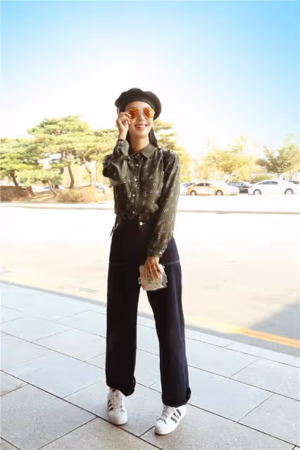 被李菲兒的身材美到了！穿高腰T恤配豹紋裙，曲線肌肉不輸女團