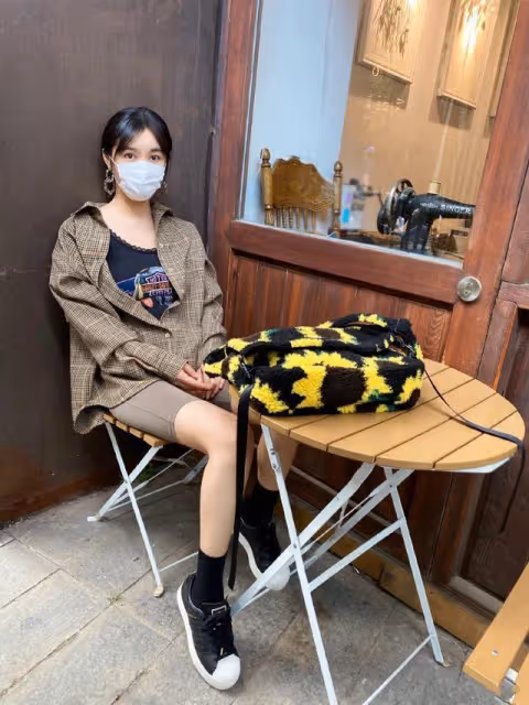 被李菲兒的身材美到了！穿高腰T恤配豹紋裙，曲線肌肉不輸女團