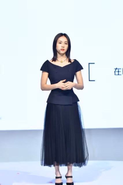 王子文帶火了"無領西裝"，搭配網紗裙，知性優雅顯氣質