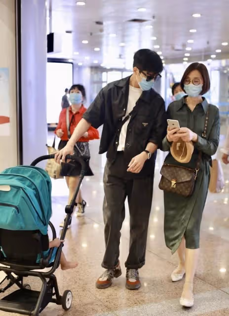 姜潮攜媽媽走機場，媽媽一身墨綠襯衫裙優雅知性，比姜潮還搶鏡