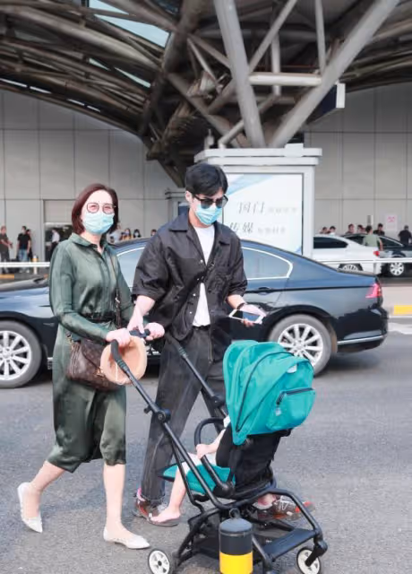 姜潮攜媽媽走機場，媽媽一身墨綠襯衫裙優雅知性，比姜潮還搶鏡