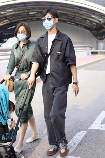 姜潮攜媽媽走機場，媽媽一身墨綠襯衫裙優雅知性，比姜潮還搶鏡