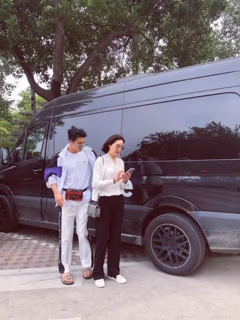 姜潮攜媽媽走機場，媽媽一身墨綠襯衫裙優雅知性，比姜潮還搶鏡