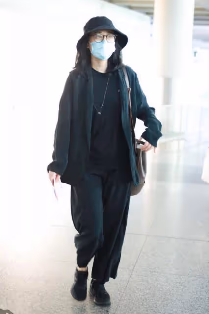 梅婷真有氣質！一身黑色西裝配9分闊腿褲，舒適又耐看