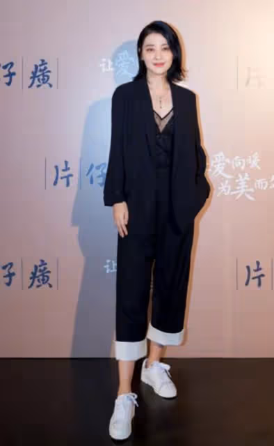 梅婷真有氣質！一身黑色西裝配9分闊腿褲，舒適又耐看