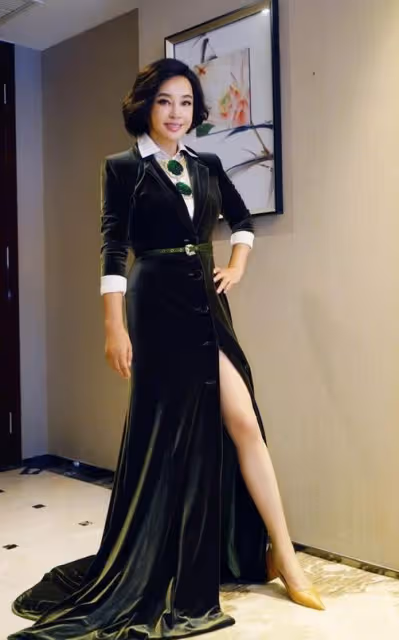 劉曉慶年齡越大穿得越"嫩"，開叉禮服裙秀身材，美得霸氣又自信